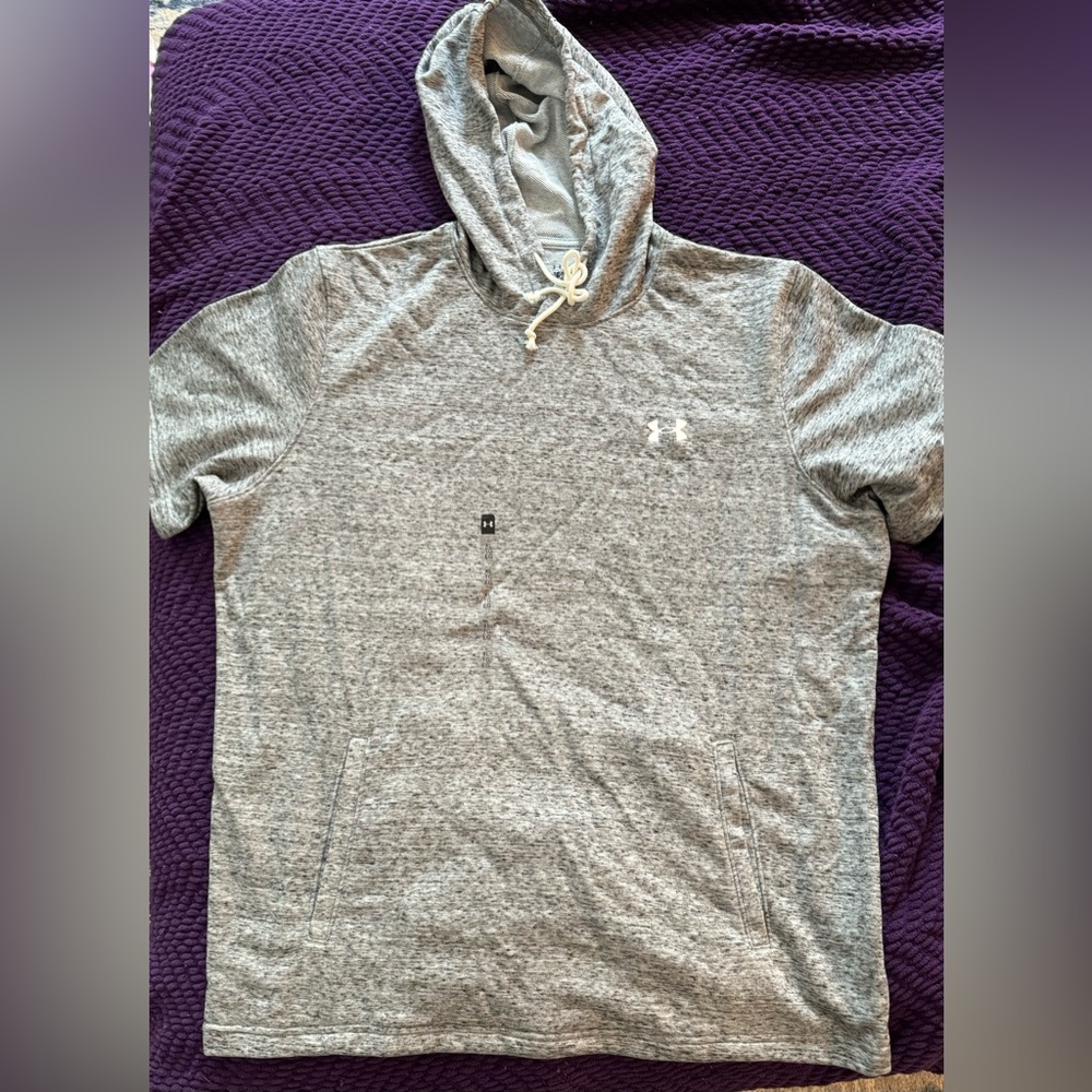 Short sleeve Under Armour hoodie